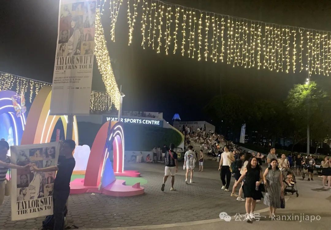 和许多年轻人一起，在体育馆外听了霉霉新加坡最后一场演唱会