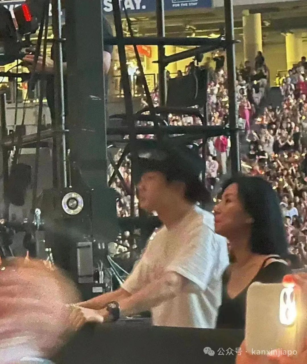 霉霉新加坡首场演唱会超燃！5万歌迷嗨翻全场，林俊杰也在现场