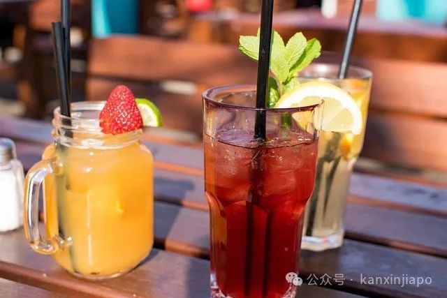 在新加坡买饮料配“水草”,这是什么新奇的喝法