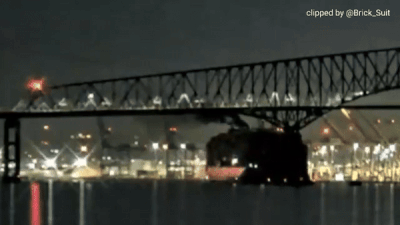 新加坡货轮深夜撞塌美国大桥，多车落海多人死亡，有人怀疑是.....