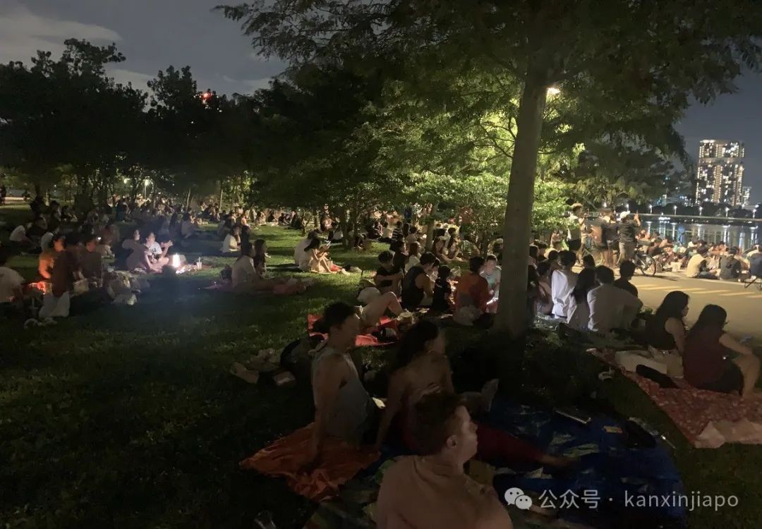 和许多年轻人一起，在体育馆外听了霉霉新加坡最后一场演唱会