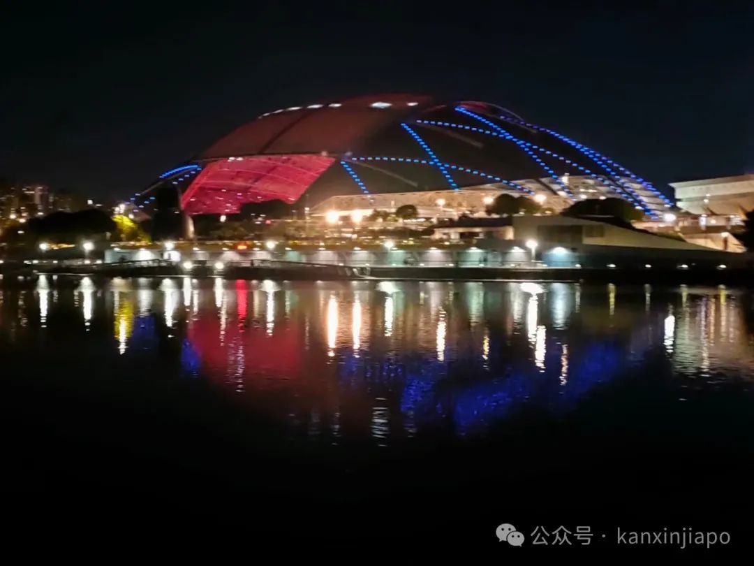 和许多年轻人一起，在体育馆外听了霉霉新加坡最后一场演唱会