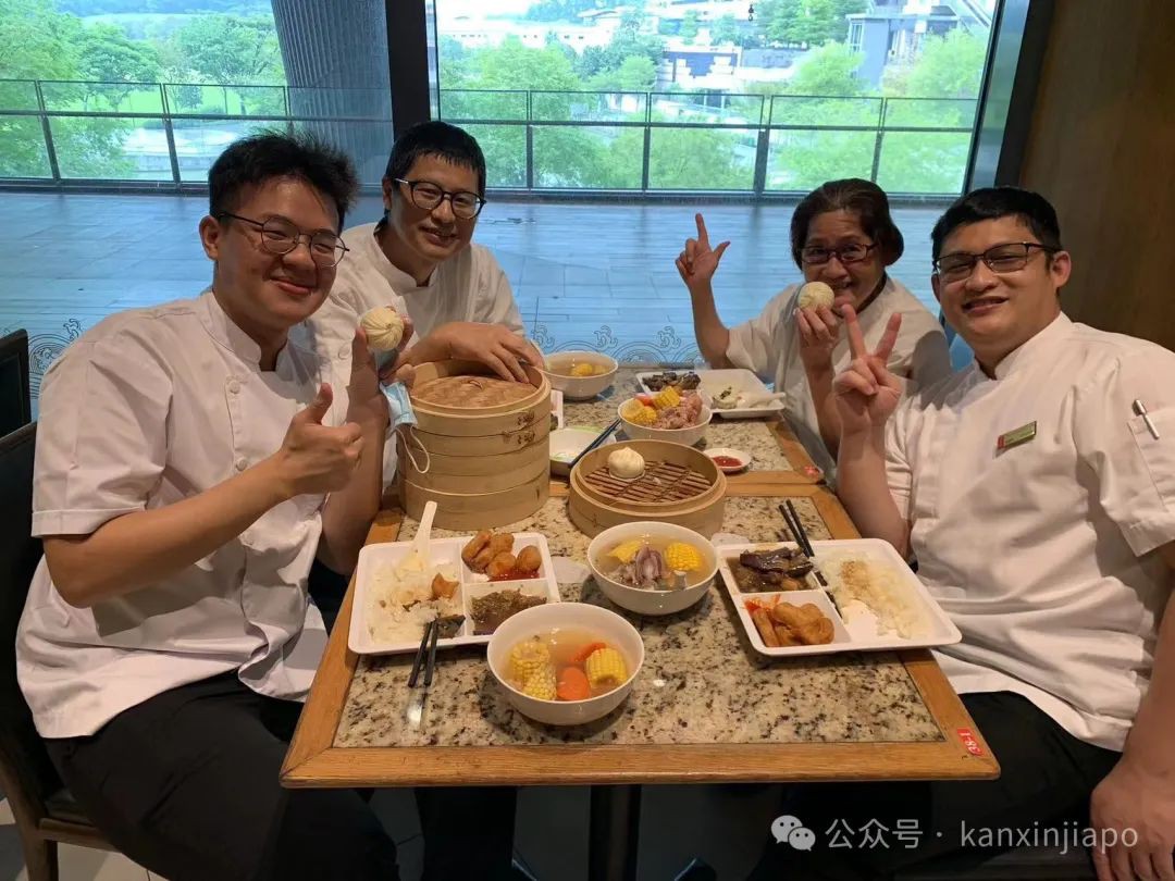 50岁放弃体制内“铁饭碗”，到新加坡改行做包子