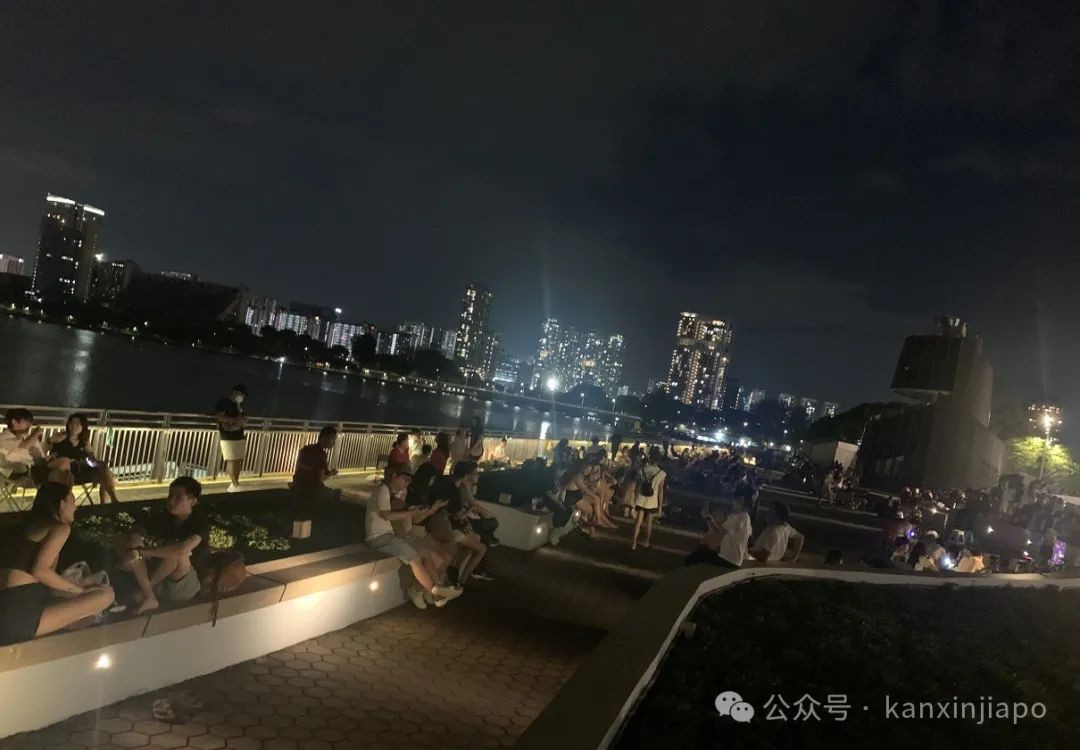 和许多年轻人一起，在体育馆外听了霉霉新加坡最后一场演唱会