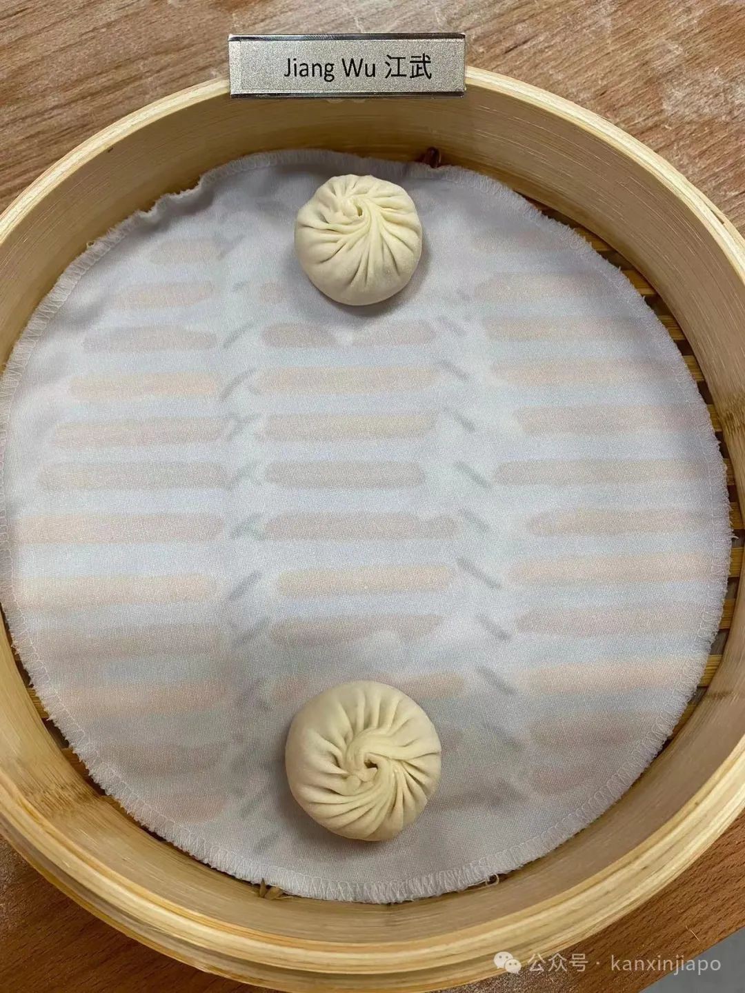 50岁放弃体制内“铁饭碗”，到新加坡改行做包子