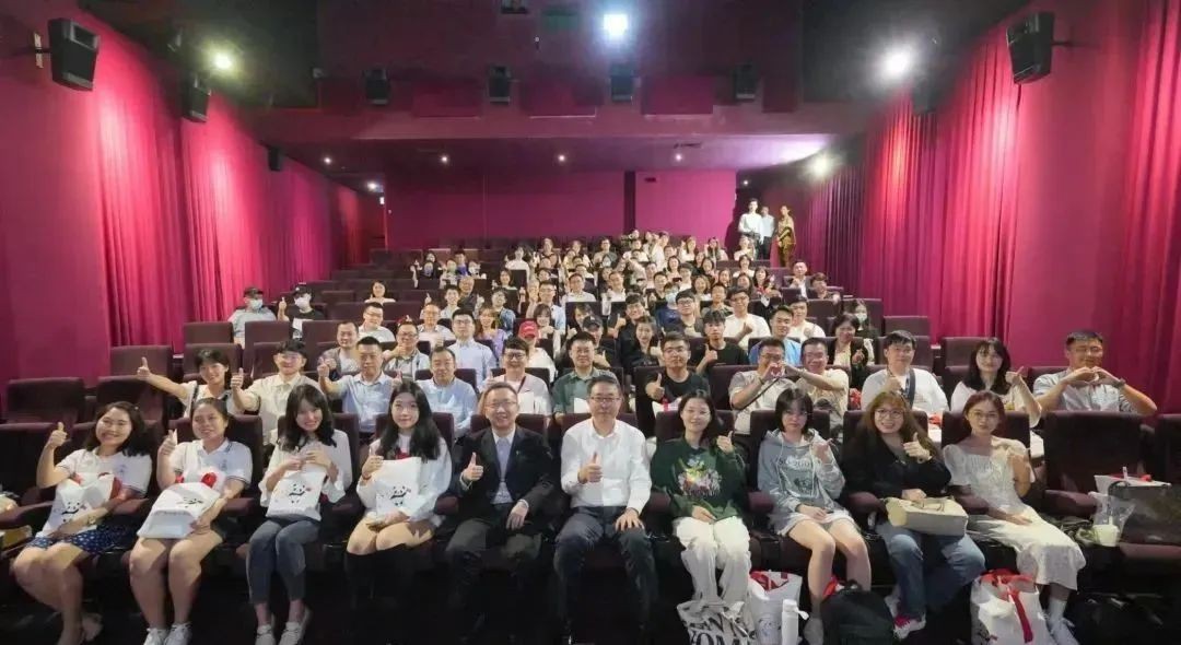 中国的银行账户全部被冻结,只因为往新加坡打了一通电话...