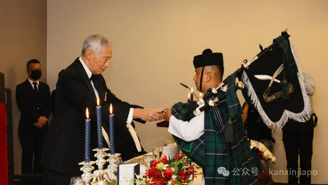 “十年再磨一剑”，李显龙二度获颁新加坡警队最高荣誉淡马锡之剑