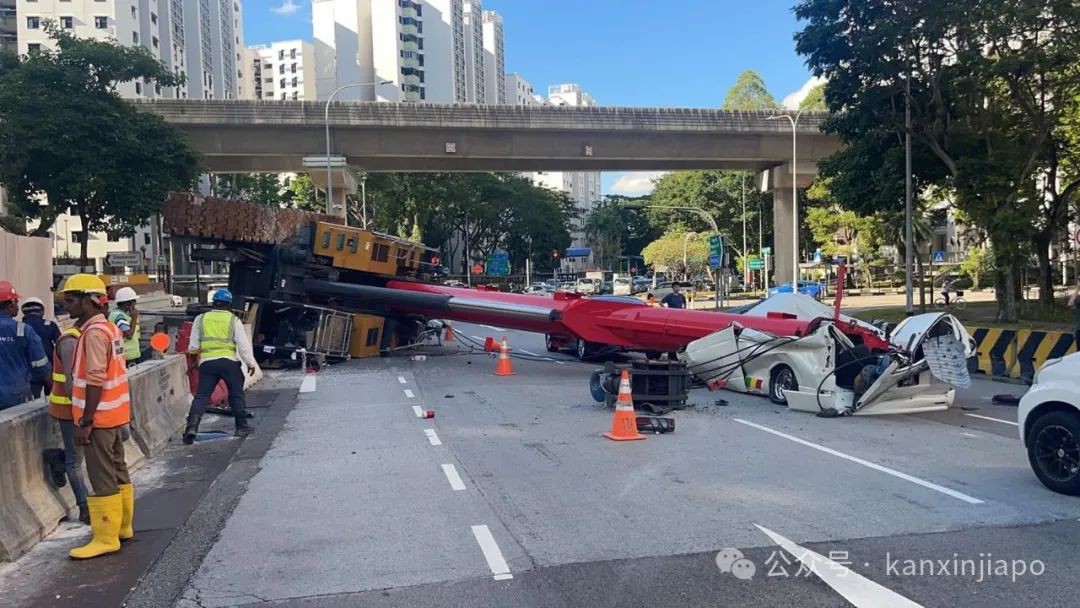 新加坡工地起重机倒塌砸中校车!车被压扁,现场图片曝光