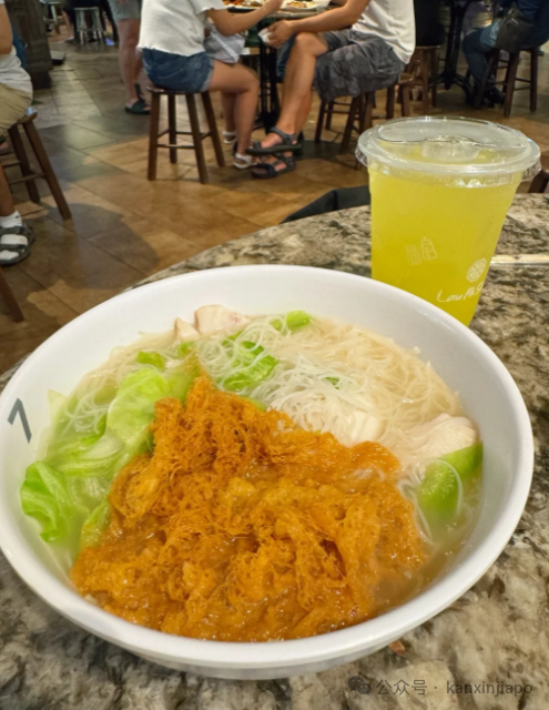 “Man姐”佘诗曼来新加坡,打卡老巴刹吃宵夜