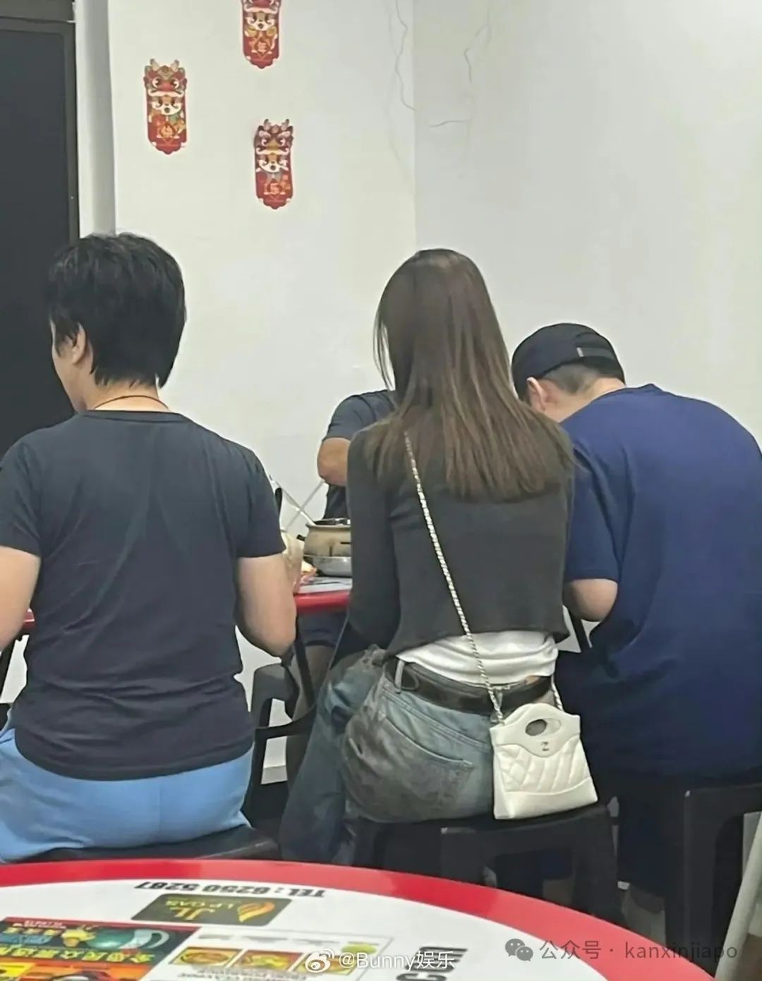 陈赫一家新加坡度假：夫妻俩私下亲密互动曝光引热议