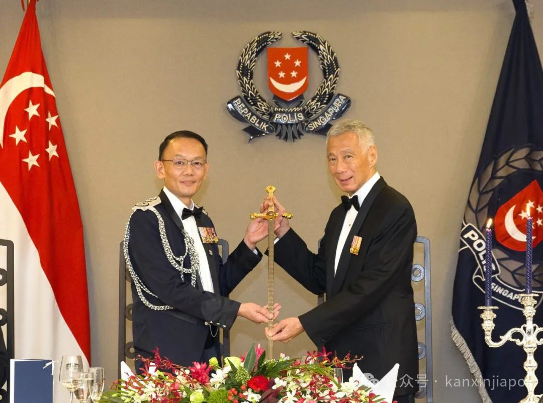 “十年再磨一剑”，李显龙二度获颁新加坡警队最高荣誉淡马锡之剑