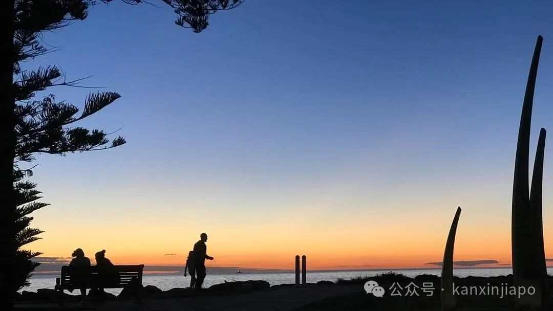 李显龙创立脸书账号12年发福利：官方表情包上线，一波未公开照片曝光