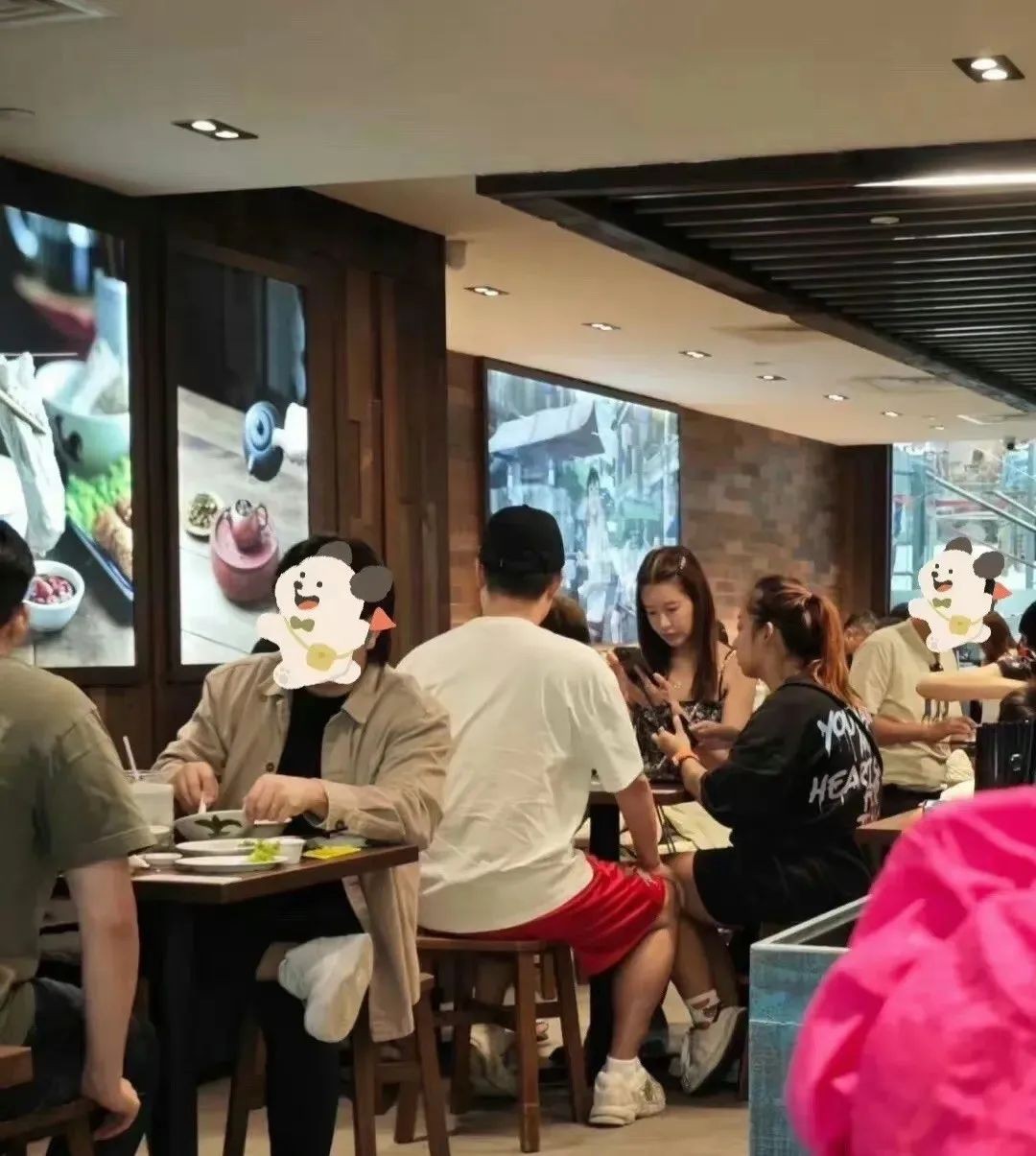 陈赫一家新加坡度假：夫妻俩私下亲密互动曝光引热议