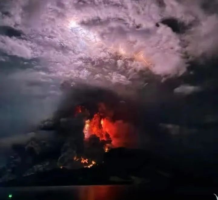 超6000乘客受影响！印度尼西亚多座火山喷发，数十个航班取消