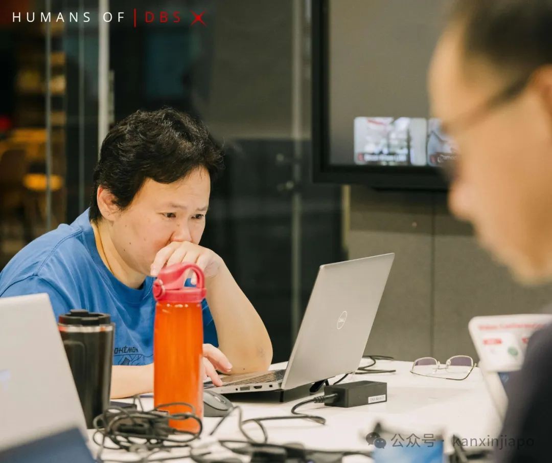 没念大学，英文屡挂屡考，新加坡工厂妹华丽转身为大银行高管