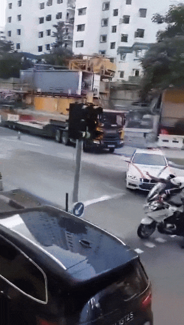 新加坡工地起重机倒塌砸中校车！车被压扁，现场图片曝光