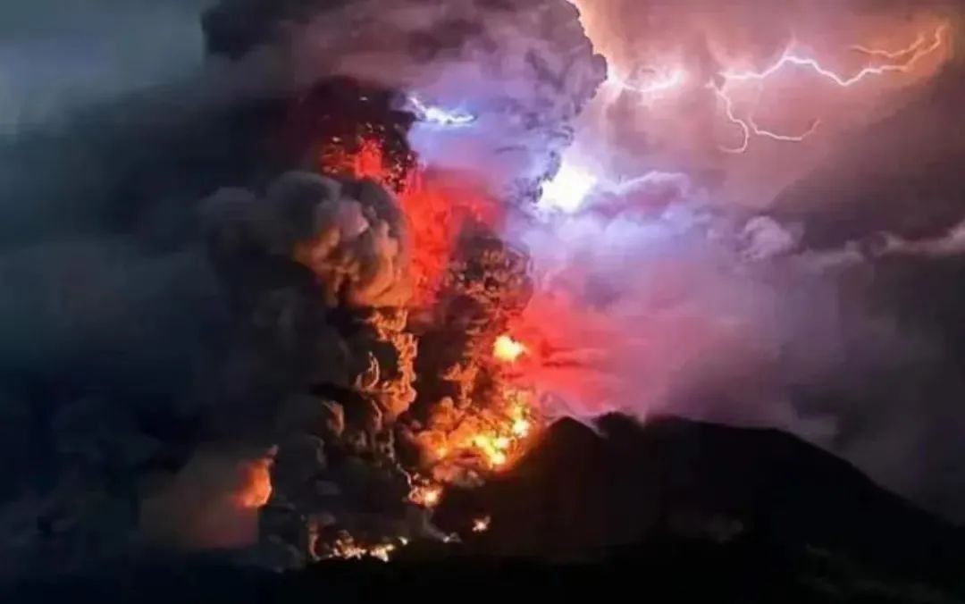超6000乘客受影响！印度尼西亚多座火山喷发，数十个航班取消