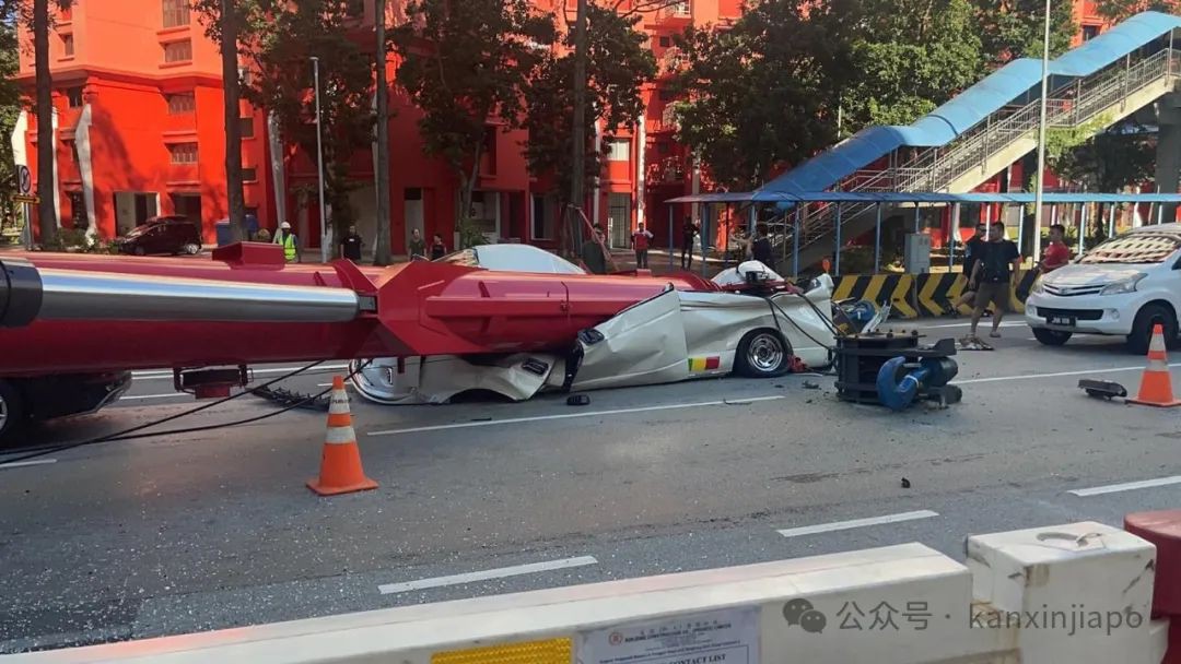 新加坡工地起重机倒塌砸中校车!车被压扁,现场图片曝光