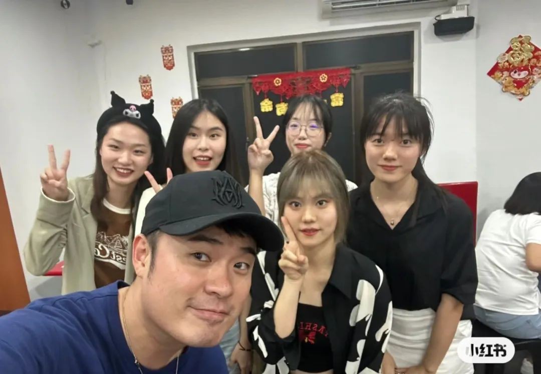 陈赫一家新加坡度假：夫妻俩私下亲密互动曝光引热议