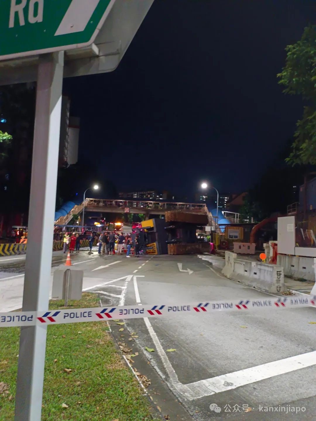 新加坡工地起重机倒塌砸中校车！车被压扁，现场图片曝光