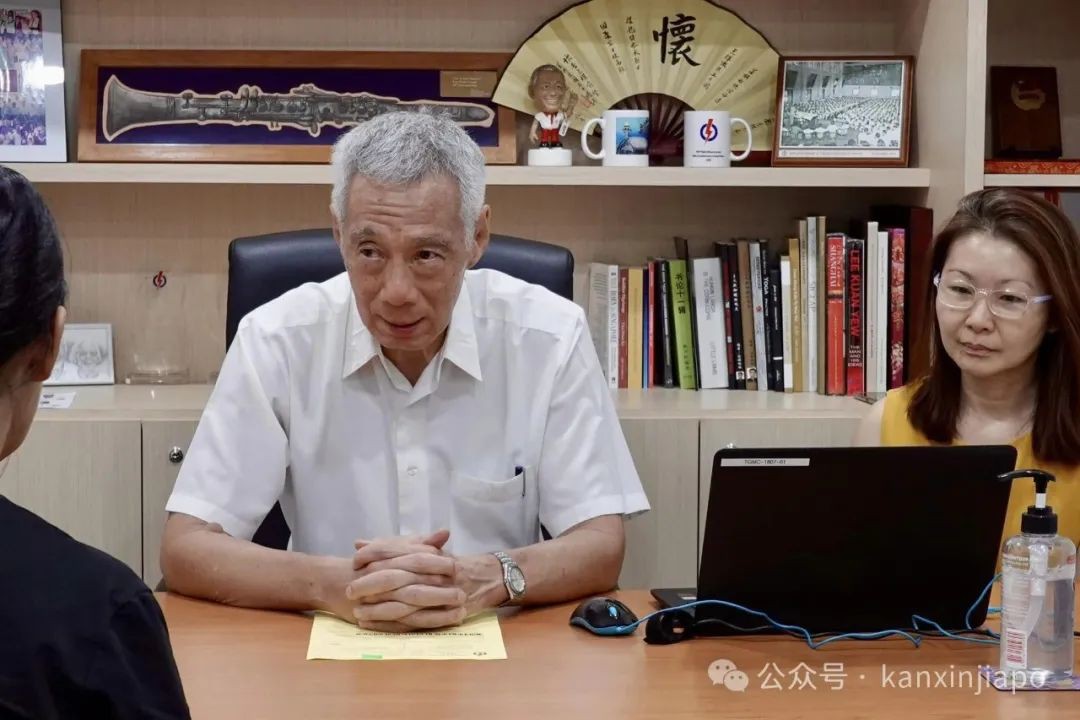 李显龙首次以国务资政身份接见民众