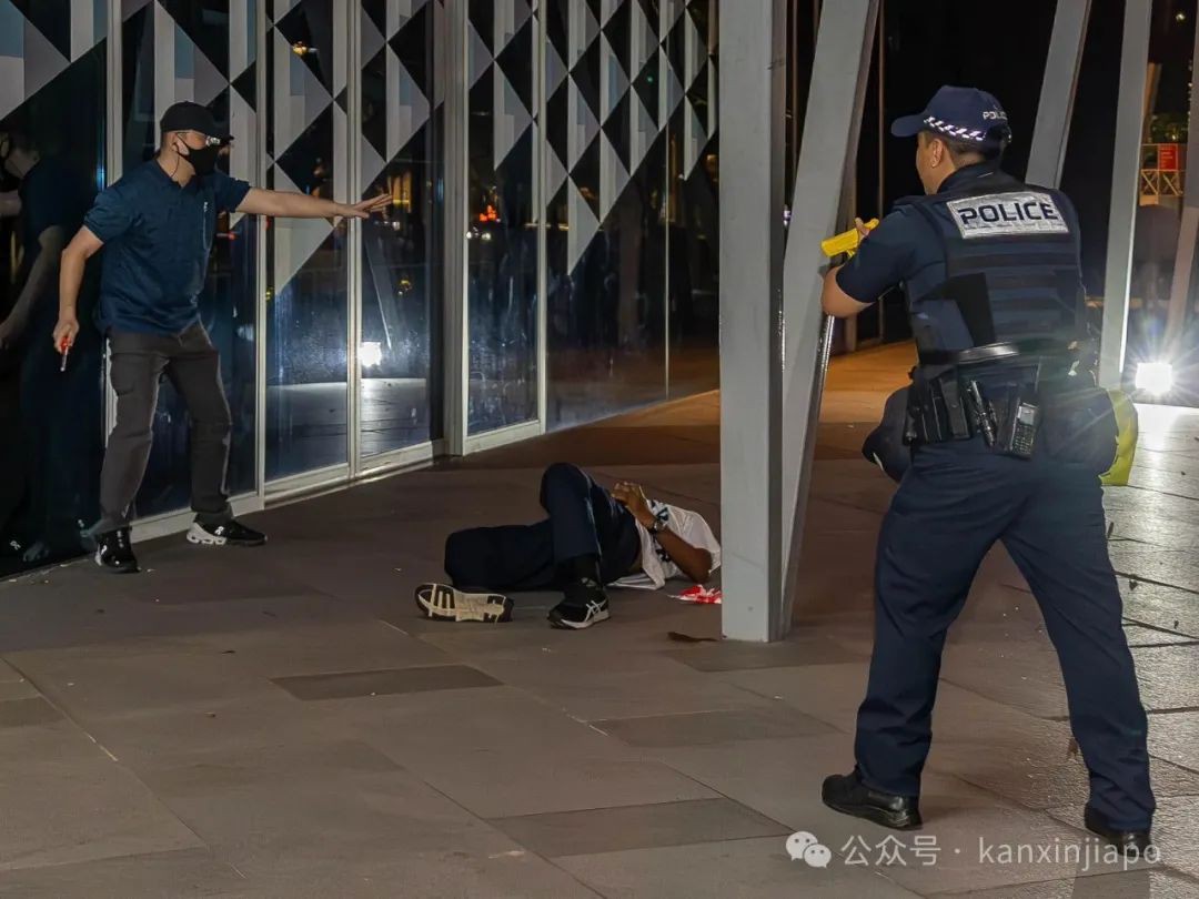 青年深夜砍人夺枪交火,警察2死1伤,7人被拘,1人为新加坡籍!