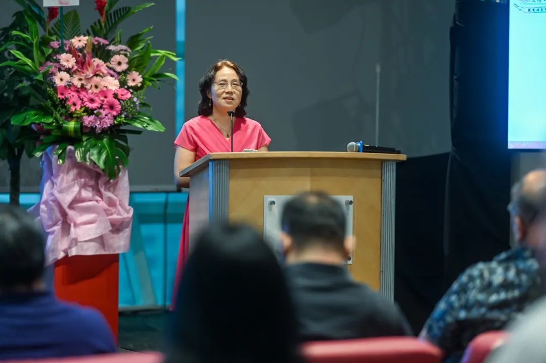 新加坡作家游以飘:“我的这本诗集是上下班路上用手机写的”