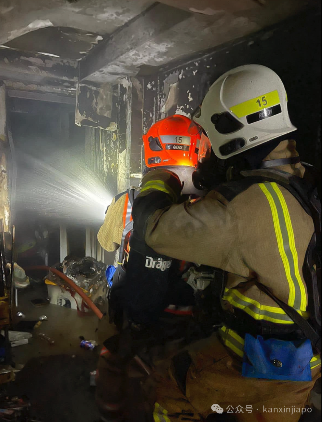 新加坡组屋凌晨失火！1死2伤200人疏散，现场图片曝光