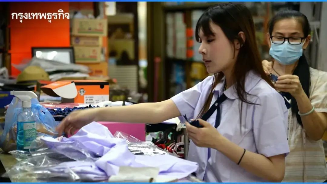 为什么中国游客喜欢买泰国校服当作纪念品?