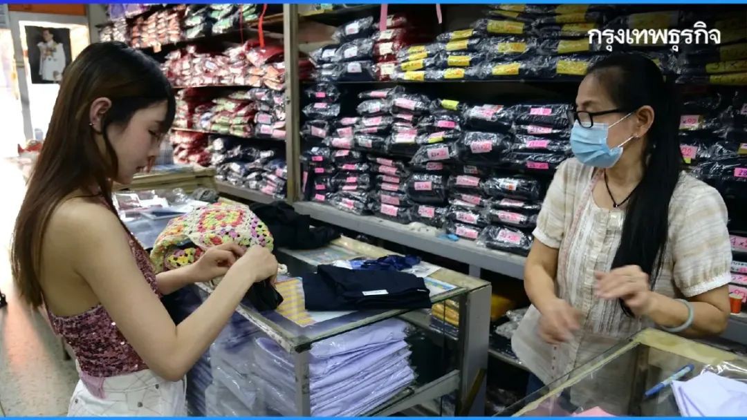 为什么中国游客喜欢买泰国校服当作纪念品?
