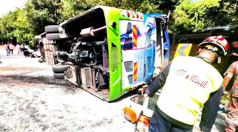 一辆满载中国游客巴士在云顶翻覆已致2死,警方称司机劣迹斑斑