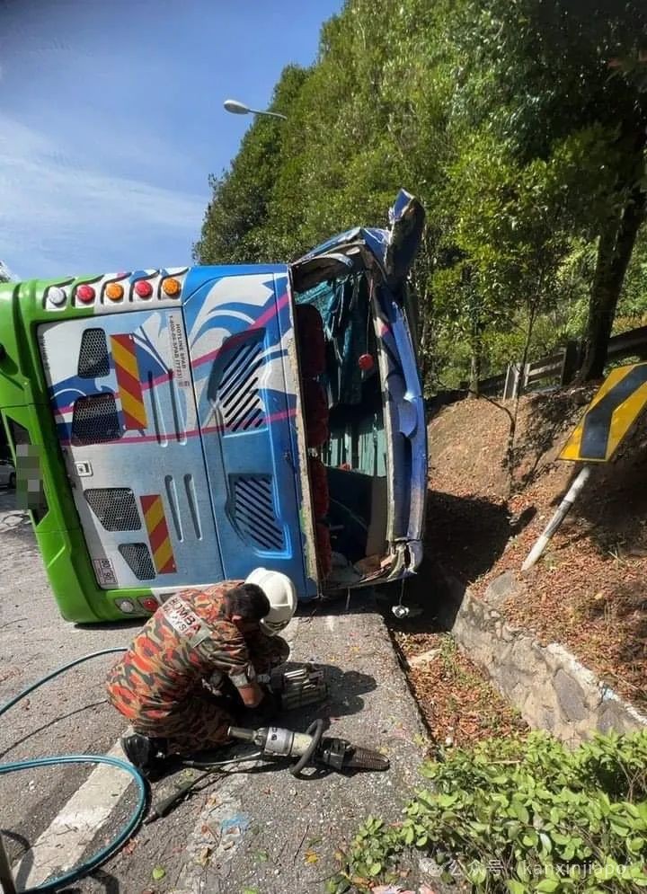 2死19伤！满载中国游客的巴士在云顶翻覆！6天换3辆车，司机曾无照驾驶，现场细节曝光