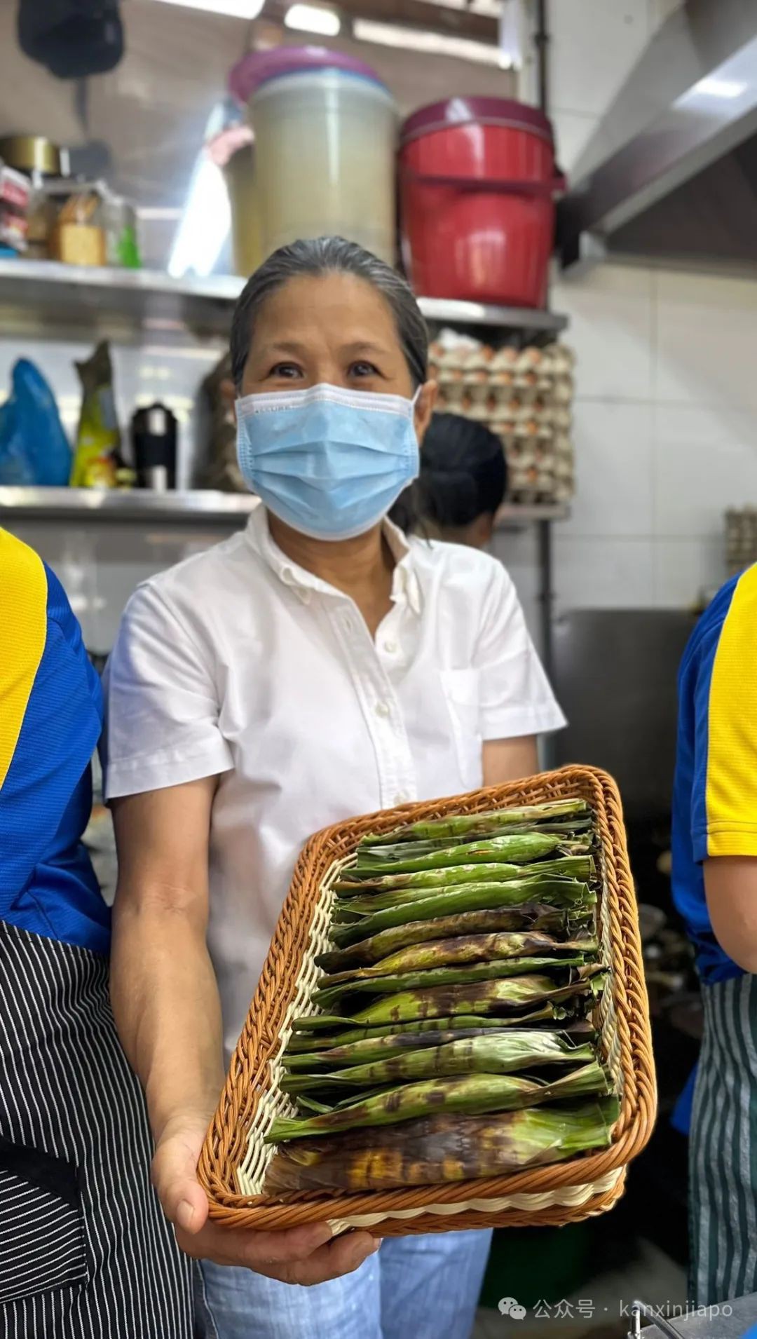 新加坡除了哈桑厨房的椰浆饭,这间“红泥小厨”也大排长龙....