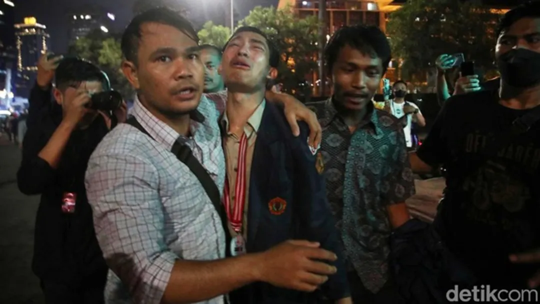 印尼街头大规模抗议:警方动用高压水枪散抗议人群