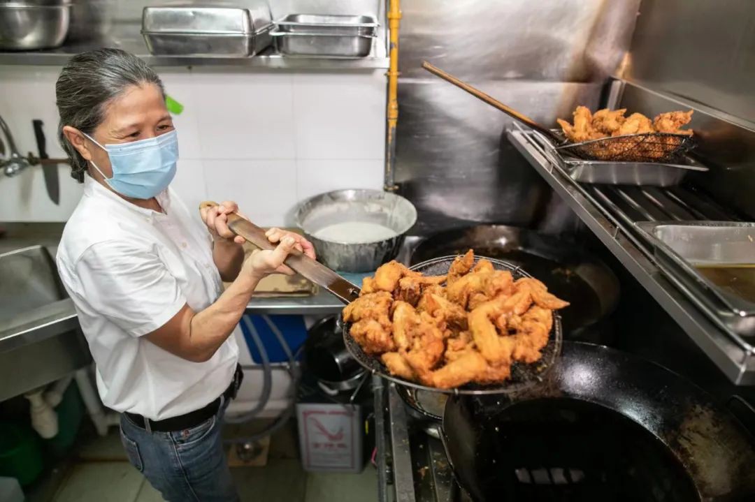 新加坡除了哈桑厨房的椰浆饭,这间“红泥小厨”也大排长龙....