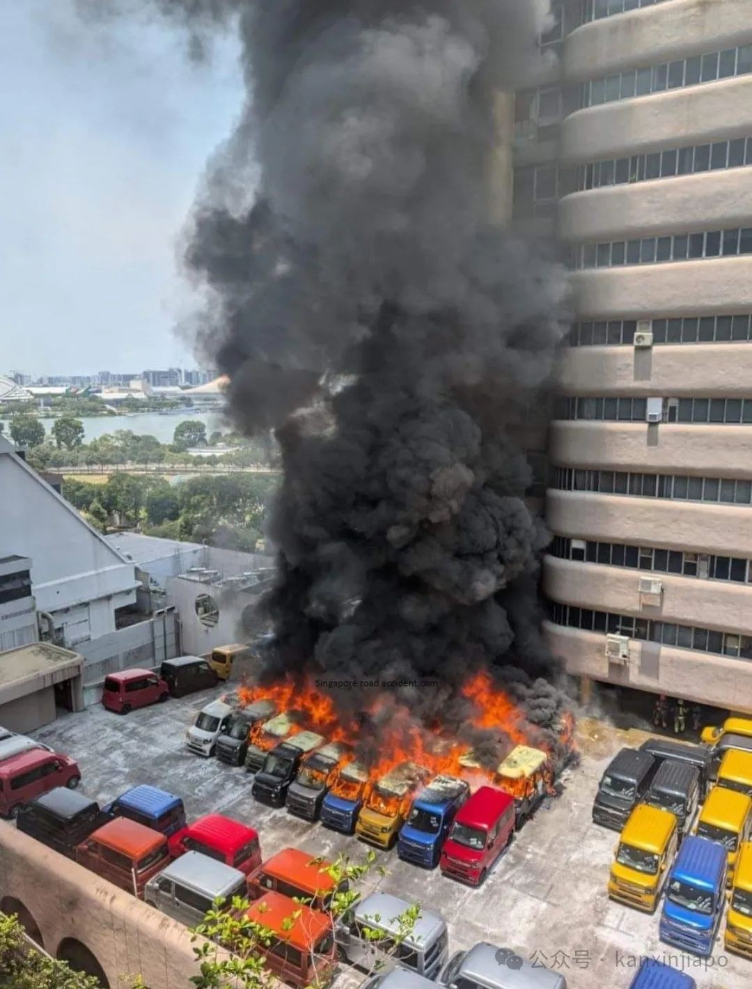 现场直击!黄金大厦露天停车场大火,爆炸声连连,滚滚浓烟…