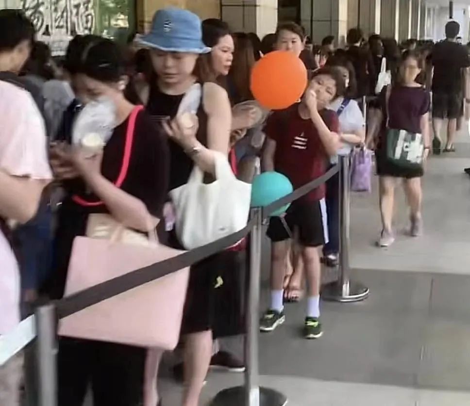 霸王茶姬重新杀进新加坡市场,90后创始人“入主”海底捞董事会,年薪120万