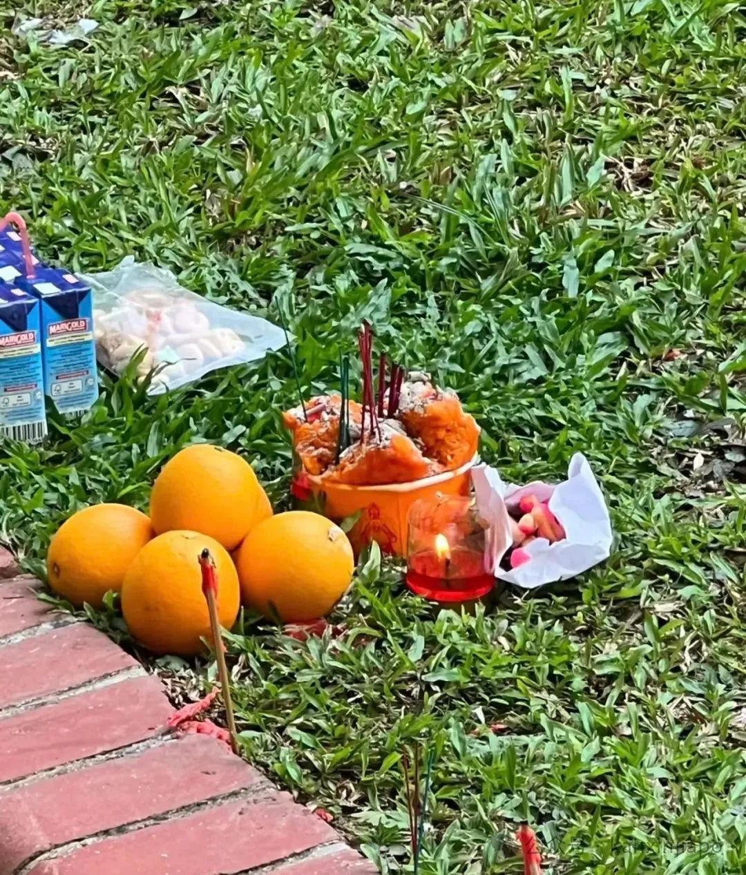 歌台第一排椅子空空的没有人，但是都不能坐