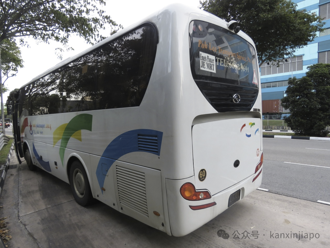 遭扔行李、辱骂，20名中国游客惨被司机抛弃在新加坡