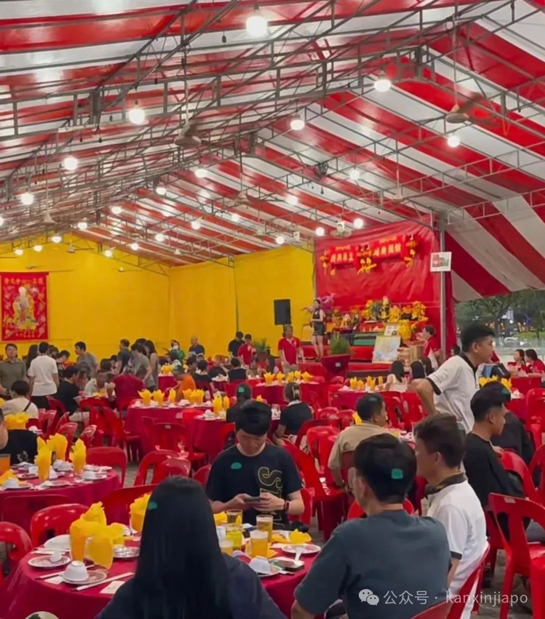 歌台第一排椅子空空的没有人，但是都不能坐