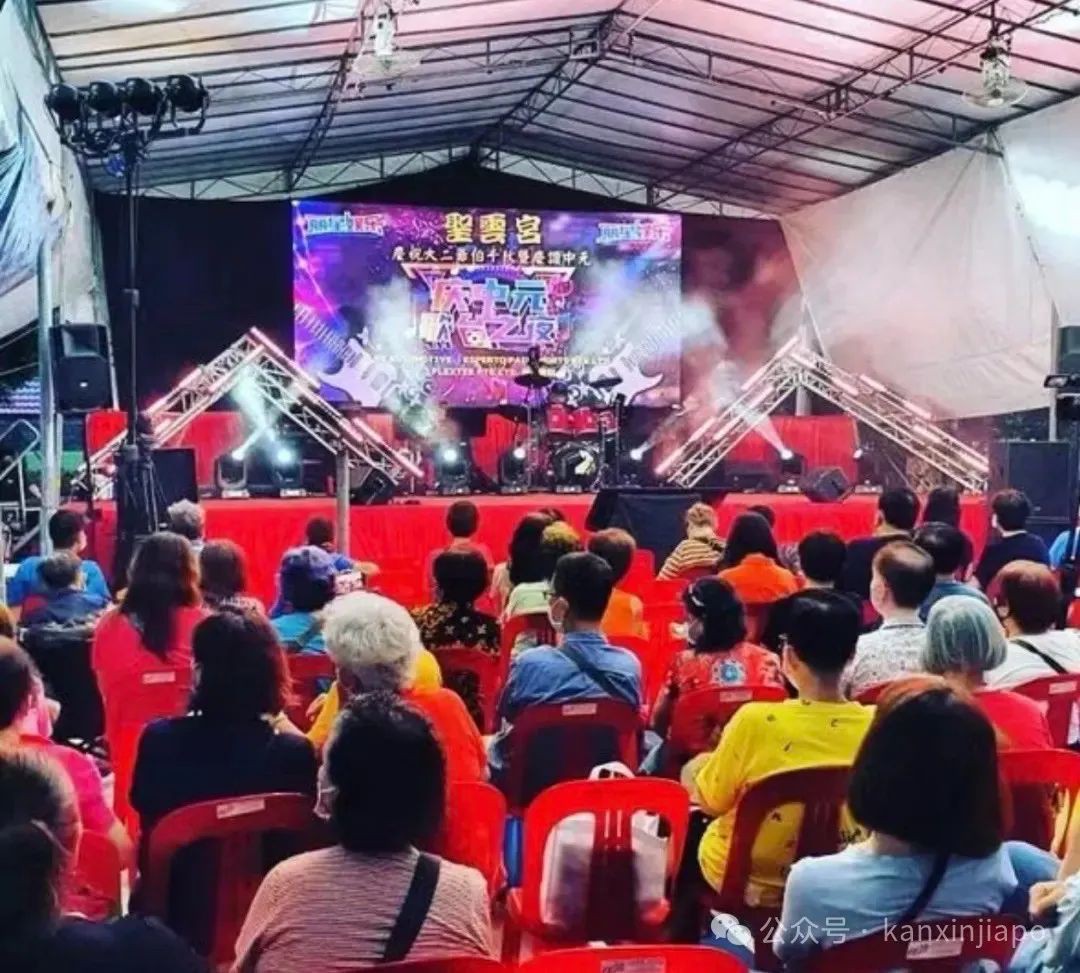 歌台第一排椅子空空的没有人，但是都不能坐