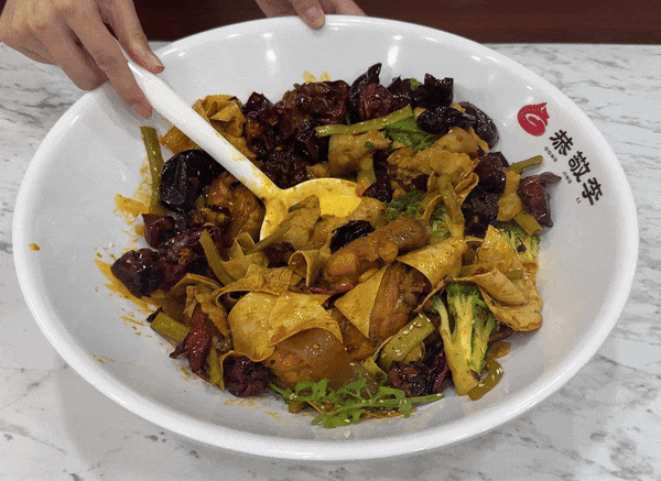 5折在新加坡吃上这口麻辣香锅!现点现炒,全是猛料!