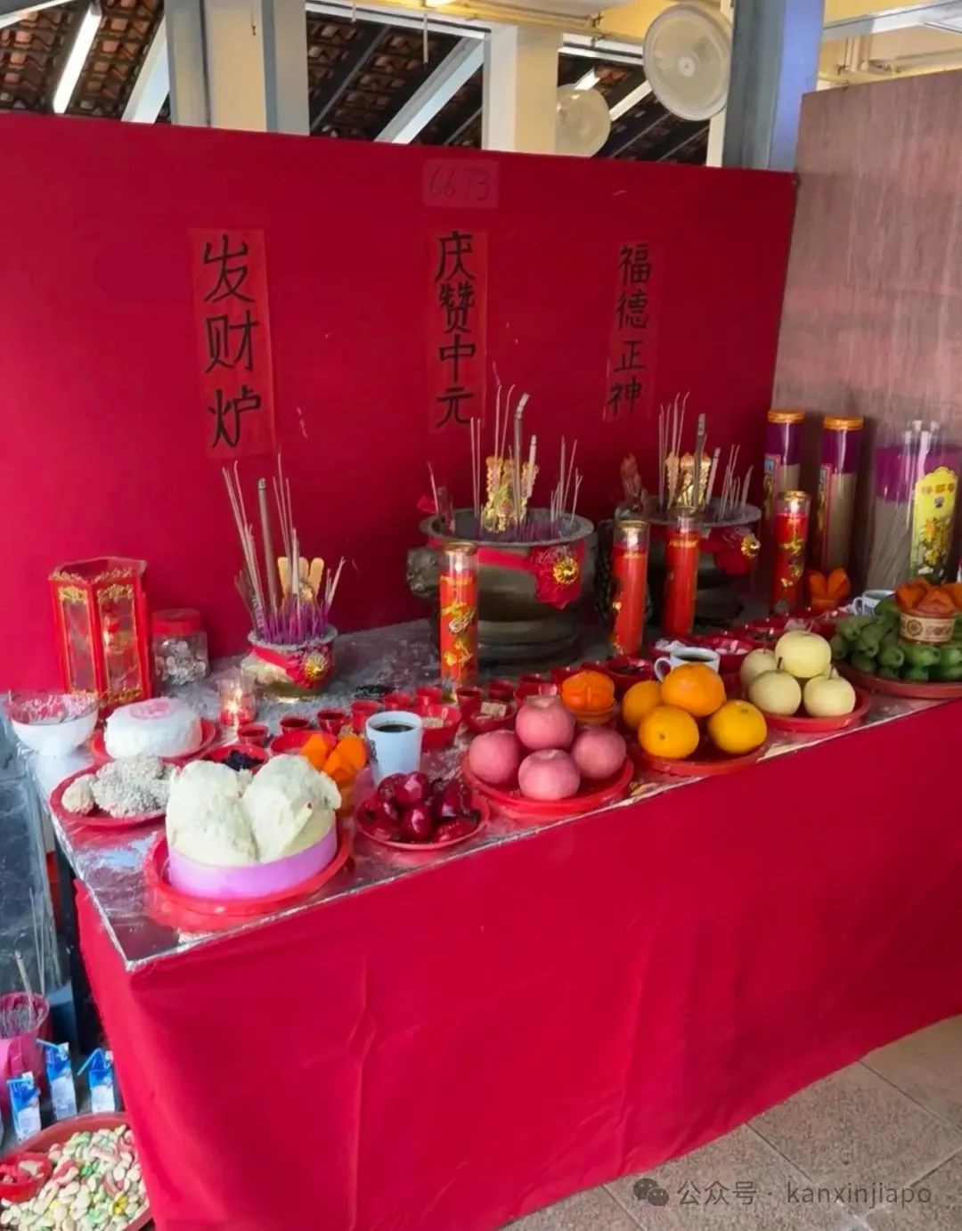 歌台第一排椅子空空的没有人，但是都不能坐