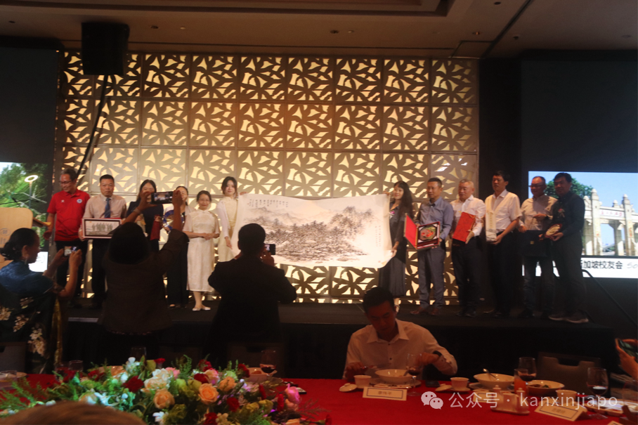 华南理工大学新加坡校友会十周年了！校友们现场唱起了校歌