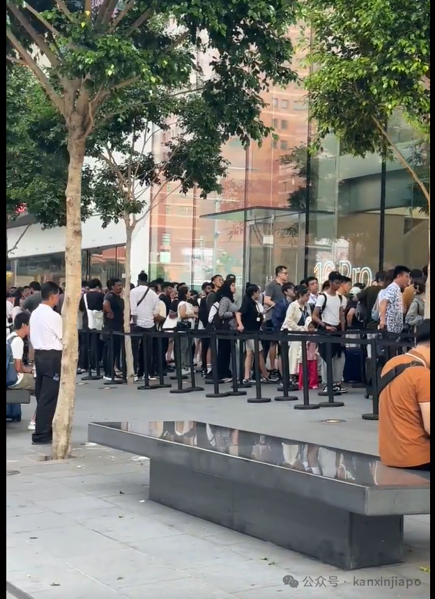 iPhone16今早开卖!乌节路专卖店彻夜排队,国外“果粉”飞新加坡抢新机