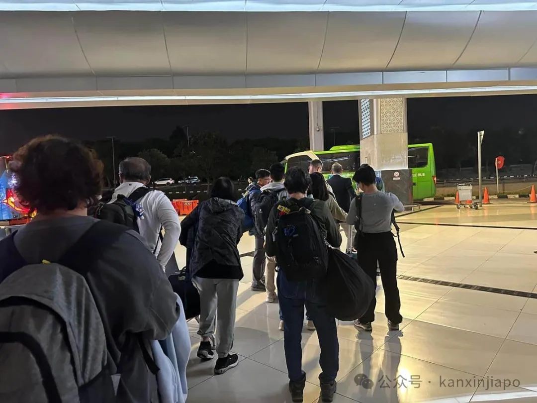 新加坡航班备降雅加达,高空引擎出状况