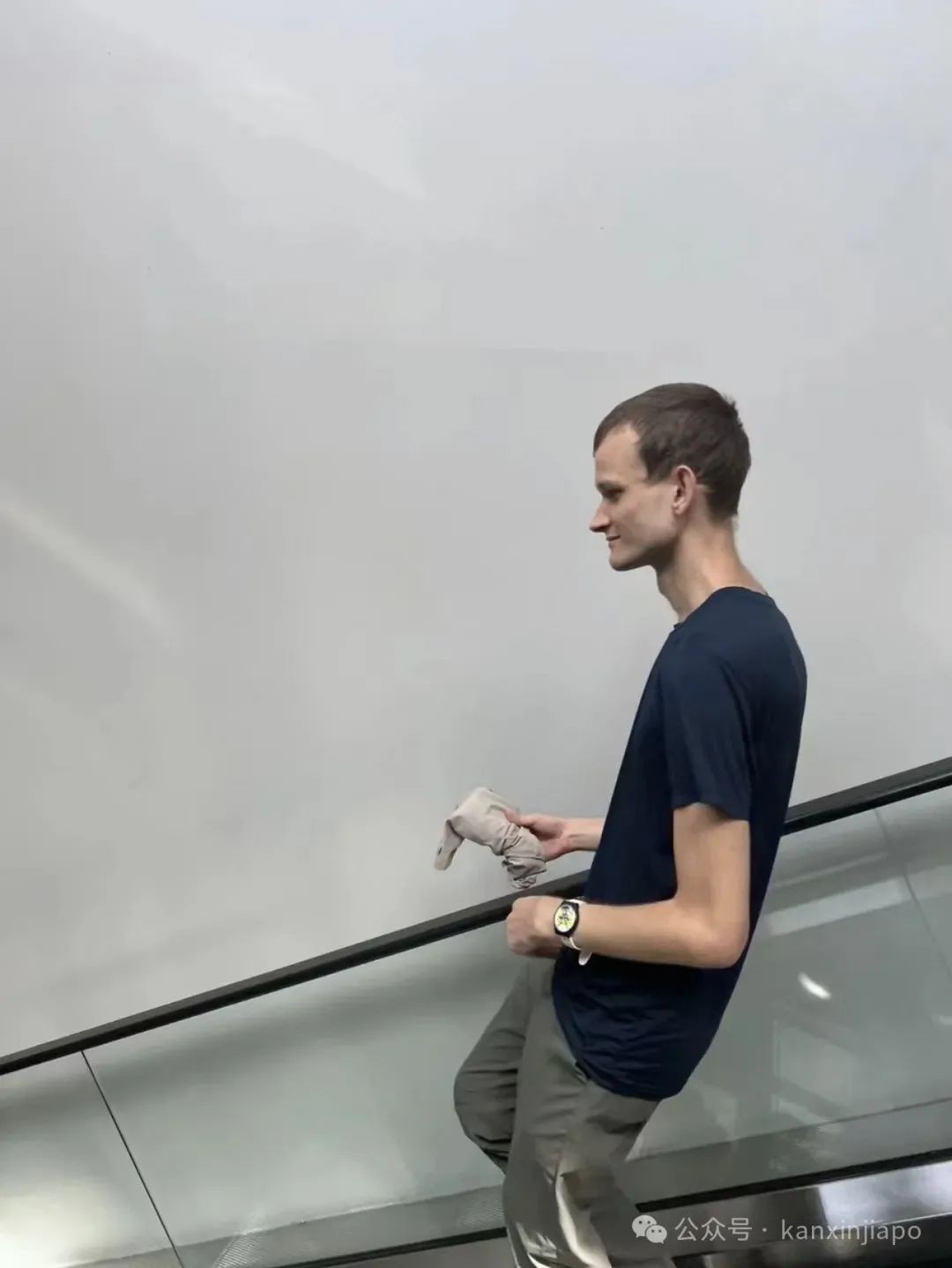 偶遇V神！身价几亿美金在新加坡也坐地铁