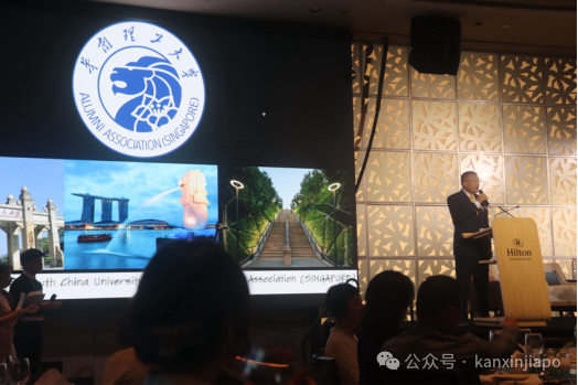 华南理工大学新加坡校友会十周年了!校友们现场唱起了校歌
