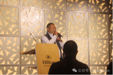 华南理工大学新加坡校友会十周年了！校友们现场唱起了校歌
