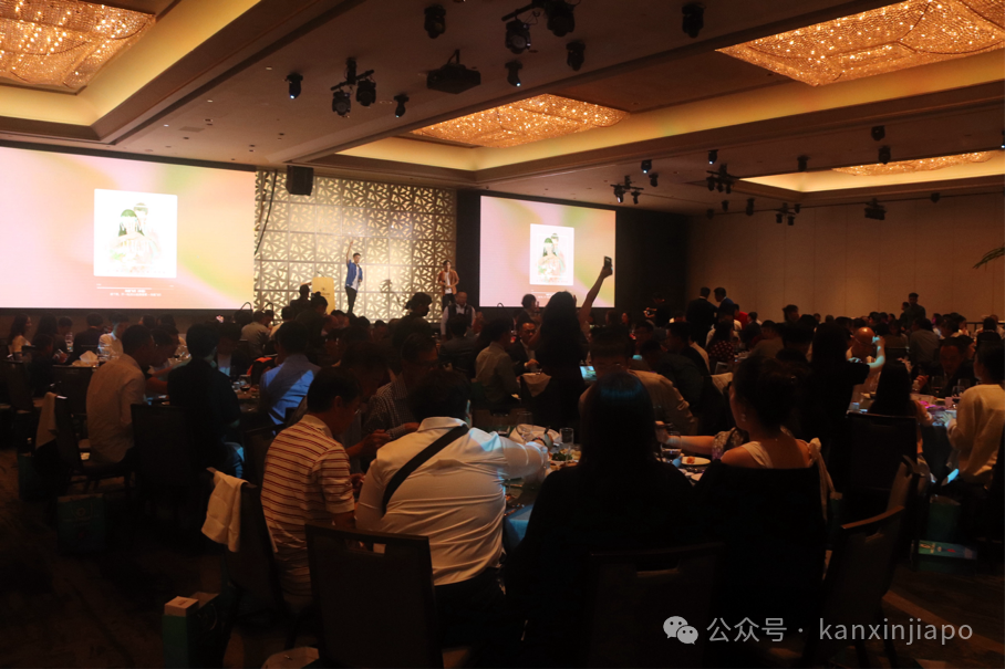 华南理工大学新加坡校友会十周年了!校友们现场唱起了校歌